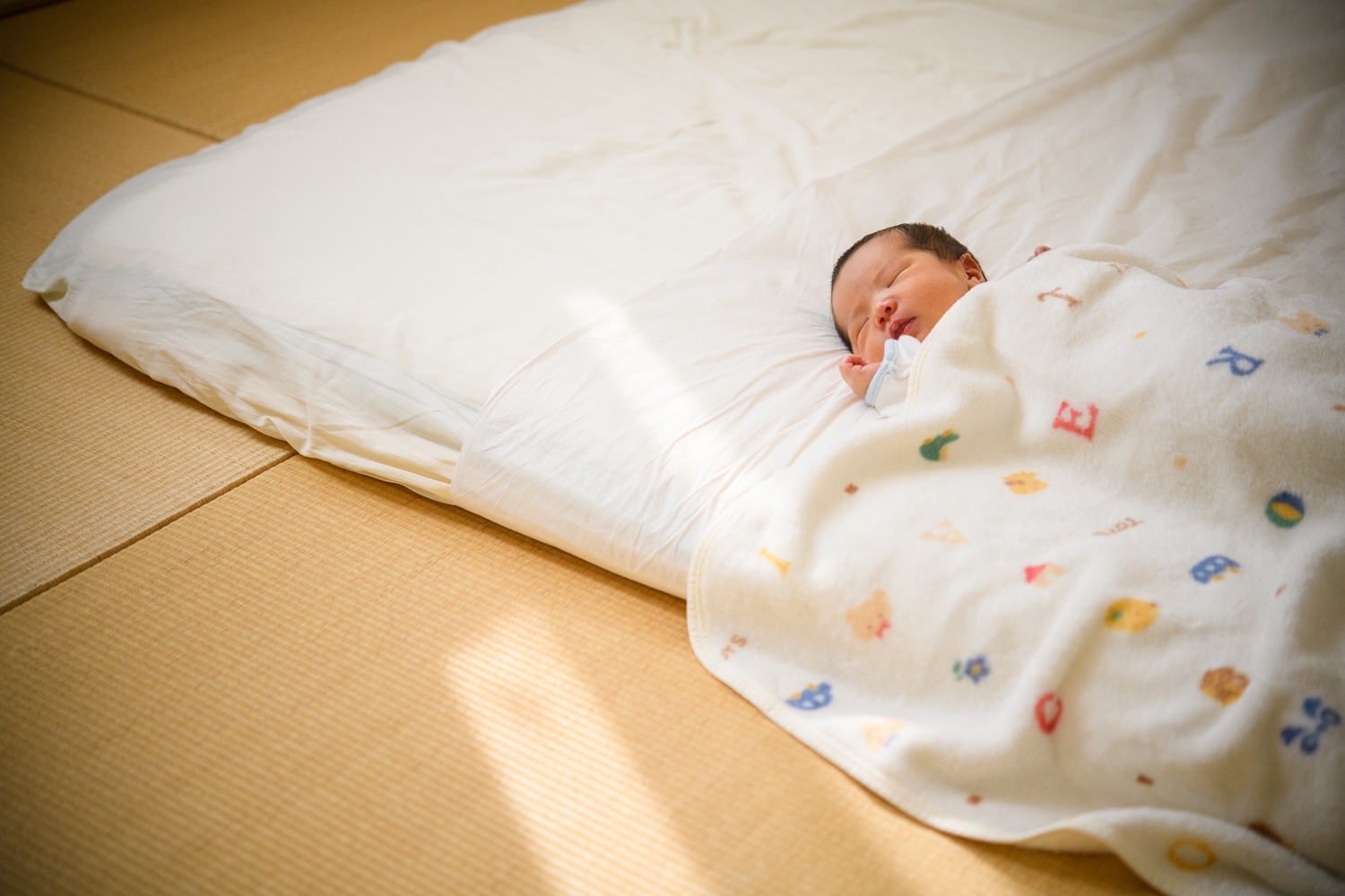 布団に寝ている新生児