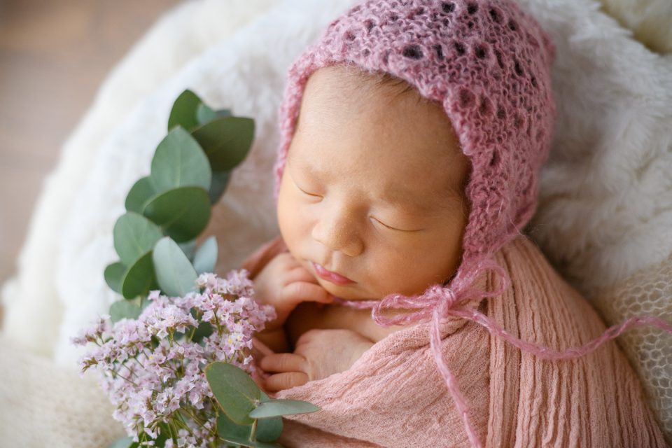 ピンクの帽子の赤ちゃん