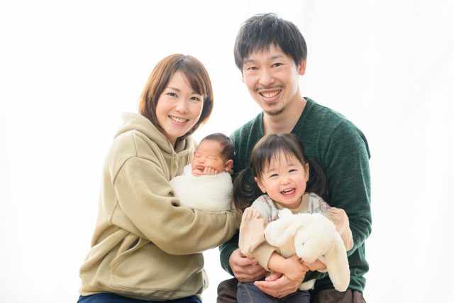 赤ちゃんと2歳女の子と父母