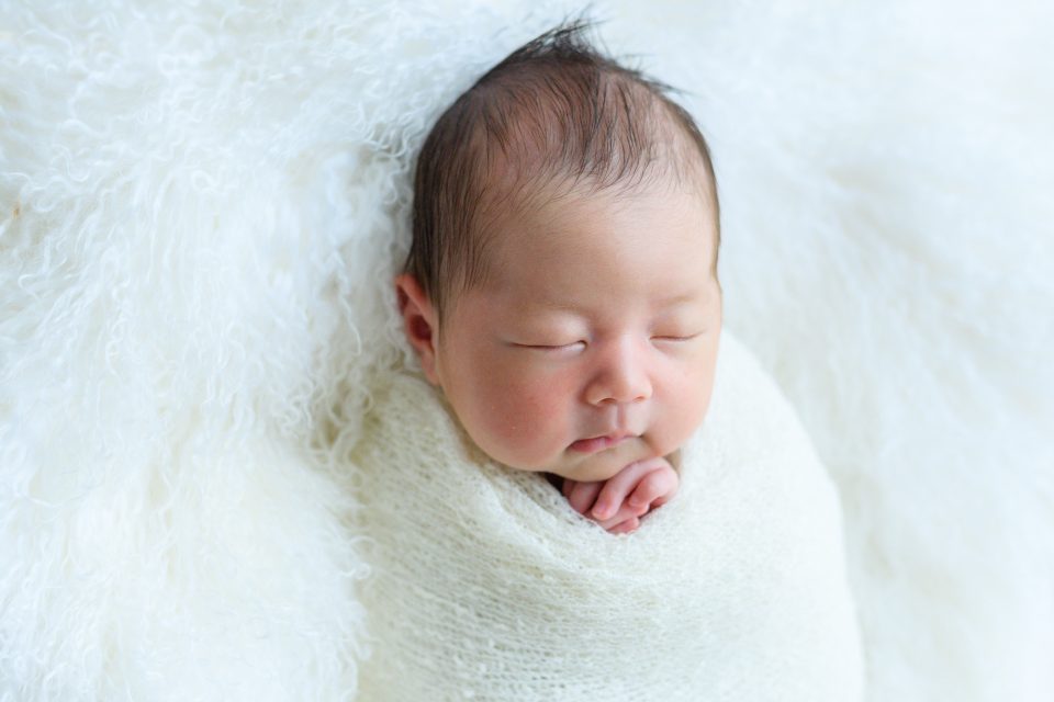 白いお包みでつつまれた赤ちゃんの写真
